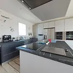 Spacieuse Avec Piscine Privée à L'île-d'yeu – 150 M² Villa *