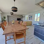 Villa Spacieuse Avec Piscine Privée à L'île-d'yeu – 150 M² *