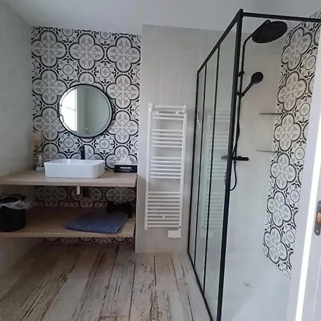 Spacieuse Avec Piscine Privée à L'île-d'yeu – 150 M² *
