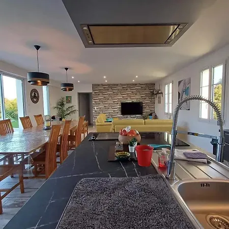 Spacieuse Avec Piscine Privée à L'île-d'yeu – 150 M² *
