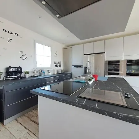 Spacieuse Avec Piscine Privée à L'île-d'yeu – 150 M² Villa *