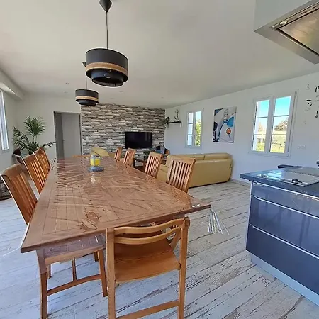 Villa Spacieuse Avec Piscine Privée à L'île-d'yeu – 150 M² *